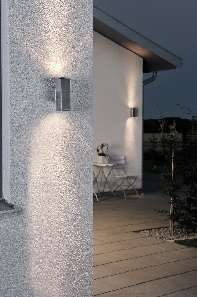 Monza Sølv utendørslampe Fra Konstsmide - Perfekt for innganger og uteplasser, gir den et behagelig og trygt lys samtidig som den komplementerer moderne arkitektoniske stiler.