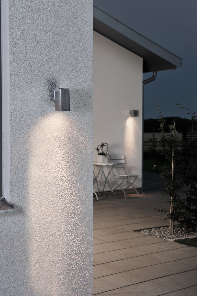 Monza Sølv utendørslampe Fra Konstsmide - Med sin kubeformede design og direkte lys er den ideell for å skape en sofistikert atmosfære i innganger og ganger.