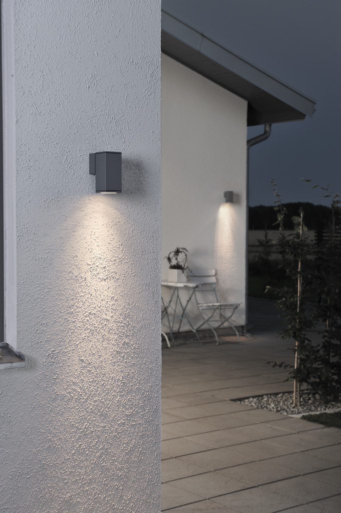 Monza Mørk grå utendørslampe Fra Konstsmide - Med sin kubeformede design og direkte lys er den ideell for å skape en sofistikert atmosfære i innganger og ganger.