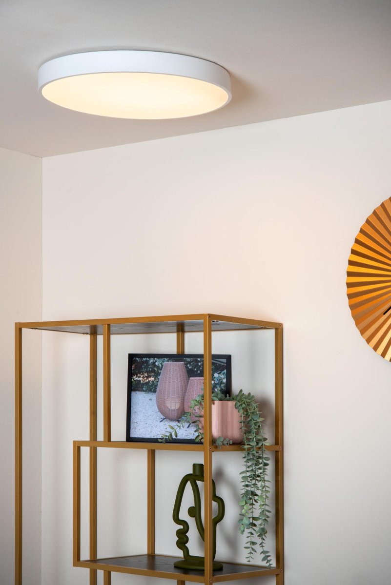 Unar Ø50 Hvit plafond Fra Lucide - Med sin runde metallramme og et matt deksel over den integrerte LED-lyskilden passer denne taklampen inn i alle interi&oslash;rer og rom.