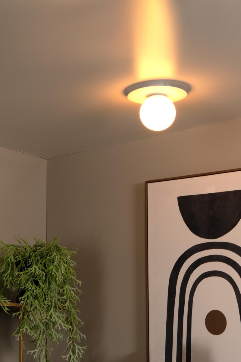 Tricia Ø25 Hvit plafond Fra Lucide - Glassfiberen med lyskilden i kjernen er montert på; en stilig metallplate.