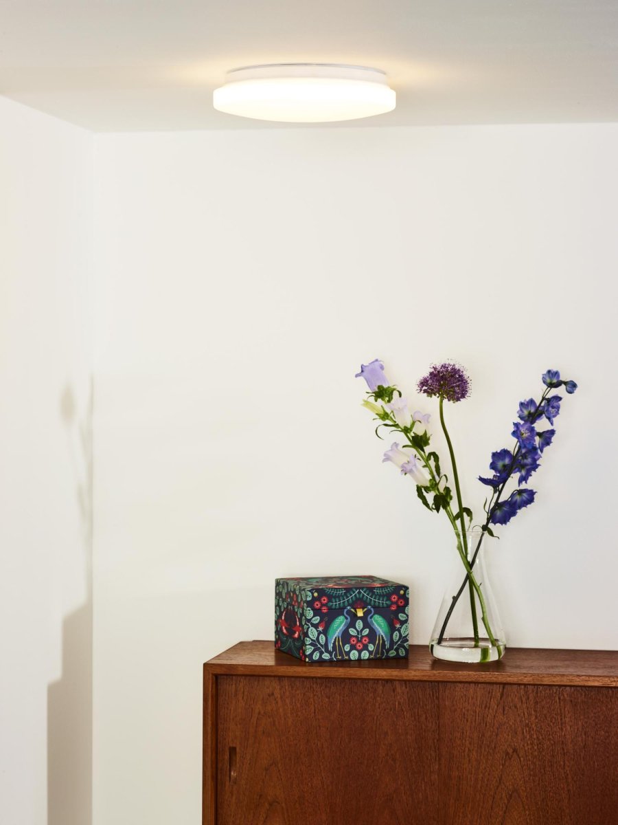 Otis Ø26 Opal plafond Fra Lucide - Og ja, LED er en selvf&oslash;lge her, for denne taklampen kommer med en integrert LED-lyskilde som standard.