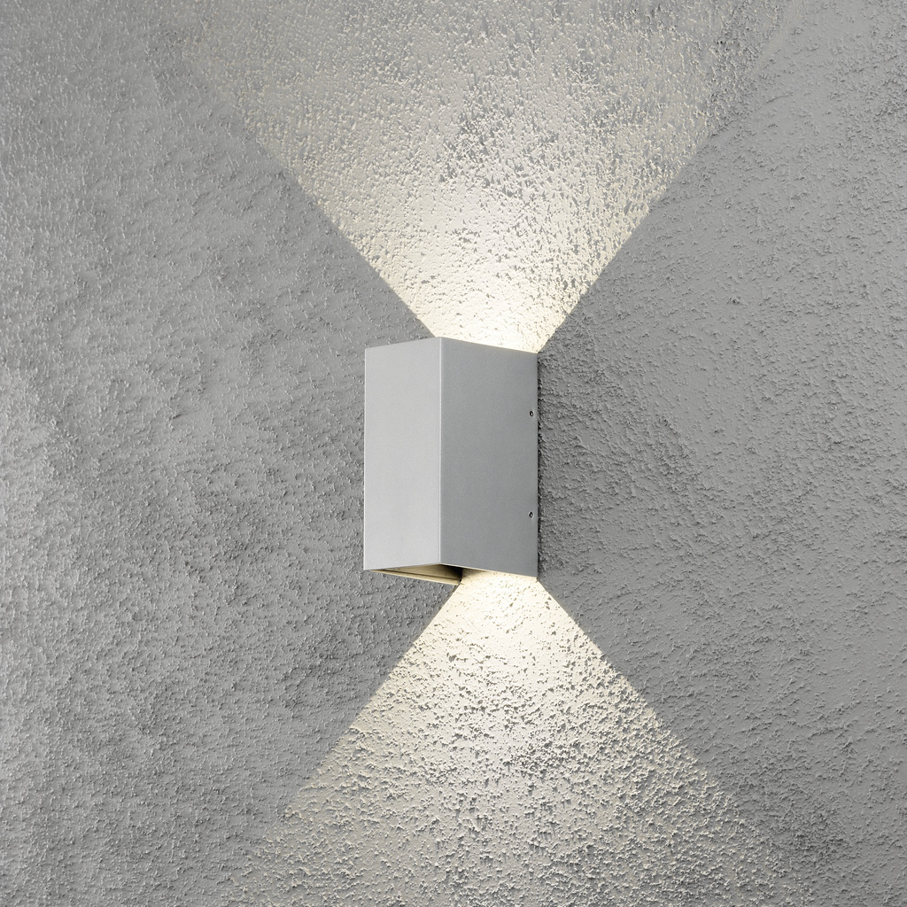 Cremona Grå utendørslampe Fra Konstsmide - Med slitesterke materialer og høy kvalitet er denne lampen både vakker og værbestandig &ndash; en ideell investering for langvarig stil og funksjon.