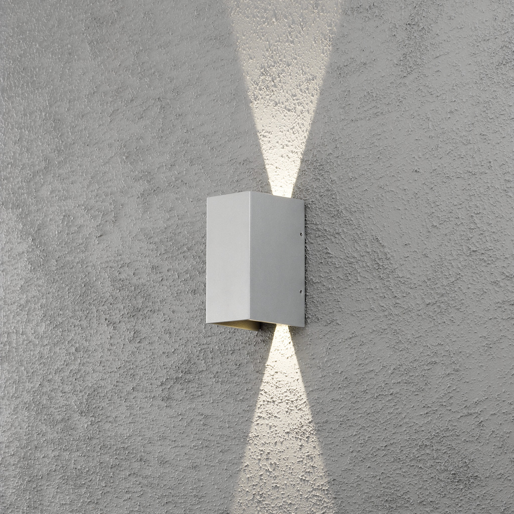Cremona Grå utendørslampe Fra Konstsmide - Med slitesterke materialer og høy kvalitet er denne lampen både vakker og værbestandig &ndash; en ideell investering for langvarig stil og funksjon.