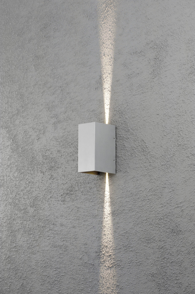 Cremona Grå utendørslampe Fra Konstsmide - Med slitesterke materialer og høy kvalitet er denne lampen både vakker og værbestandig &ndash; en ideell investering for langvarig stil og funksjon.