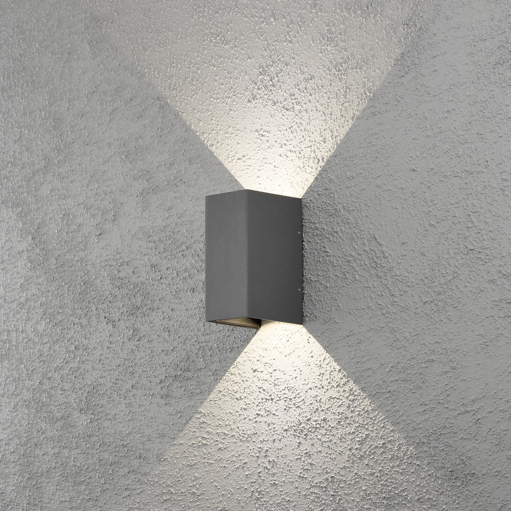 Cremona Mørk grå utendørslampe Fra Konstsmide - Med slitesterke materialer og høy kvalitet er denne lampen både vakker og værbestandig &ndash; en ideell investering for langvarig stil og funksjon.