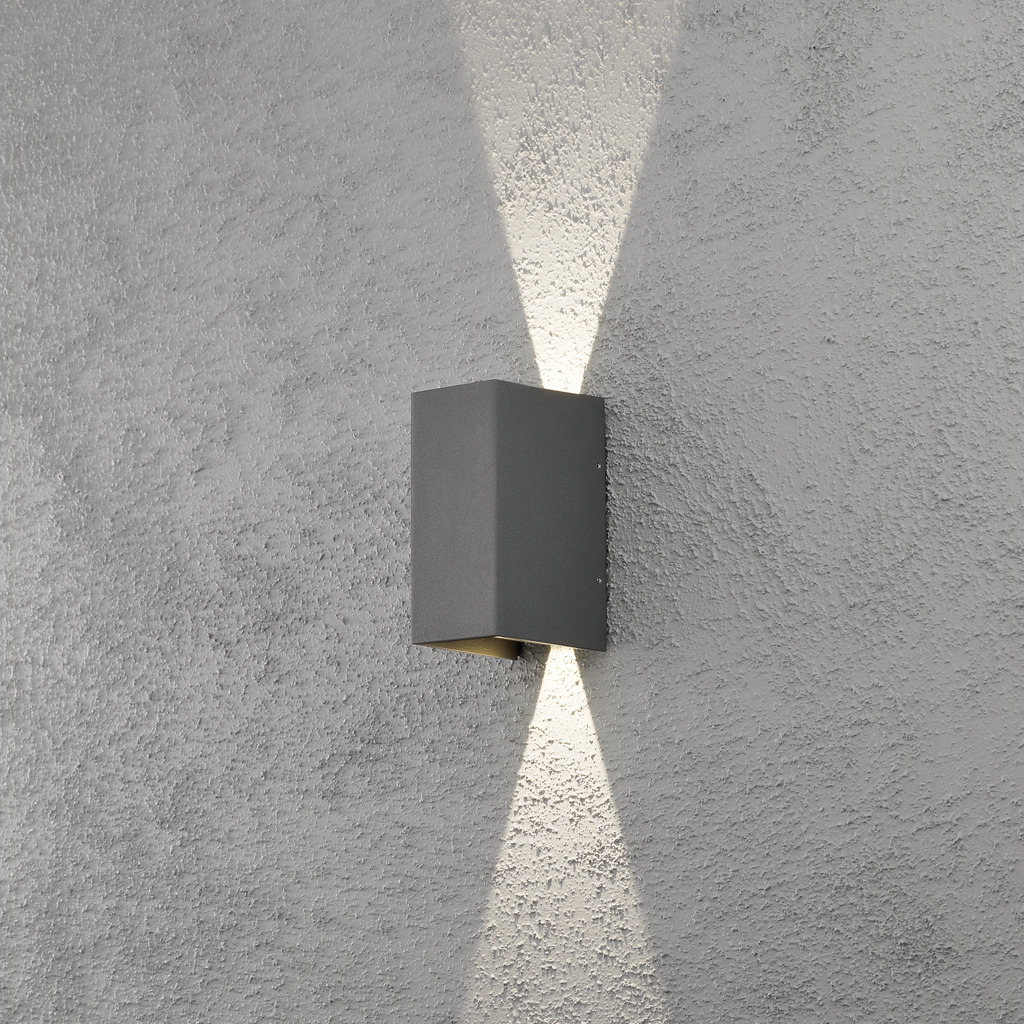 Cremona Mørk grå utendørslampe Fra Konstsmide - Med slitesterke materialer og høy kvalitet er denne lampen både vakker og værbestandig &ndash; en ideell investering for langvarig stil og funksjon.