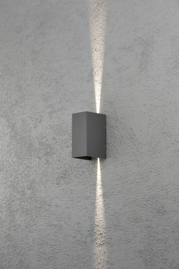 Cremona Mørk grå utendørslampe Fra Konstsmide - Med slitesterke materialer og høy kvalitet er denne lampen både vakker og værbestandig &ndash; en ideell investering for langvarig stil og funksjon.
