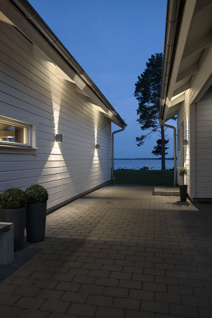 Cremona Mørk grå utendørslampe Fra Konstsmide - Med slitesterke materialer og høy kvalitet er denne lampen både vakker og værbestandig &ndash; en ideell investering for langvarig stil og funksjon.