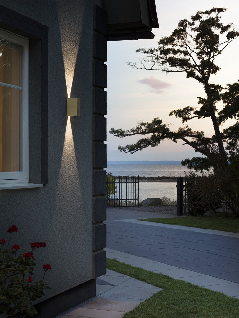 Cremona Messing utendørslampe Fra Konstsmide - Med slitesterke materialer og høy kvalitet er denne lampen både vakker og værbestandig &ndash; en ideell investering for langvarig stil og funksjon.