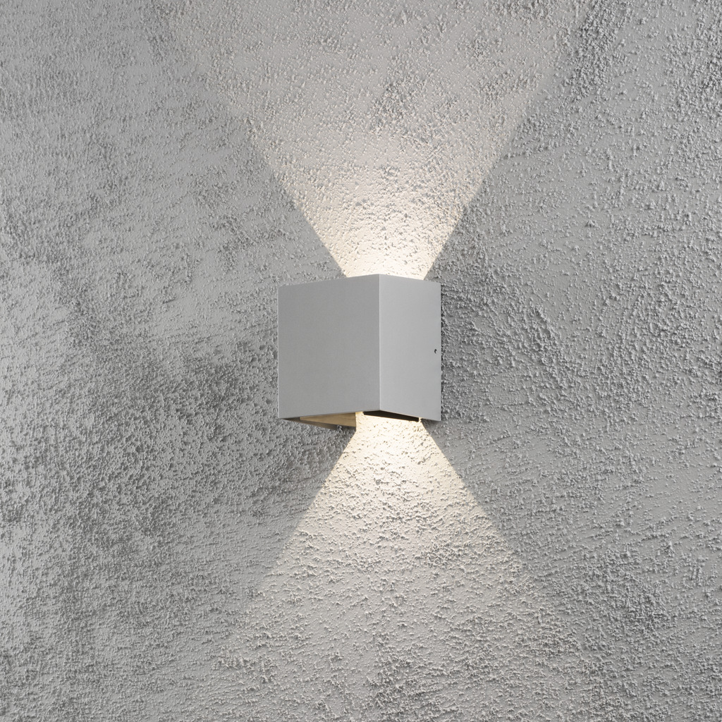 Cremona Grå utendørslampe Fra Konstsmide - Med slitesterke materialer og høy kvalitet er denne lampen både vakker og værbestandig &ndash; en ideell investering for langvarig stil og funksjon.