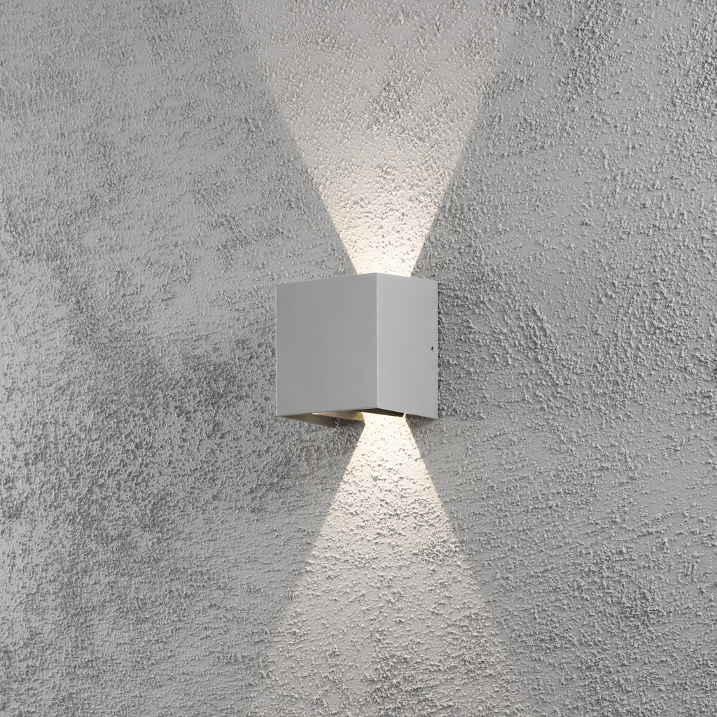 Cremona Grå utendørslampe Fra Konstsmide - Med slitesterke materialer og høy kvalitet er denne lampen både vakker og værbestandig &ndash; en ideell investering for langvarig stil og funksjon.