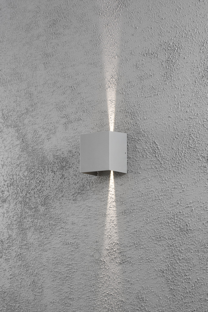 Cremona Grå utendørslampe Fra Konstsmide - Med slitesterke materialer og høy kvalitet er denne lampen både vakker og værbestandig &ndash; en ideell investering for langvarig stil og funksjon.