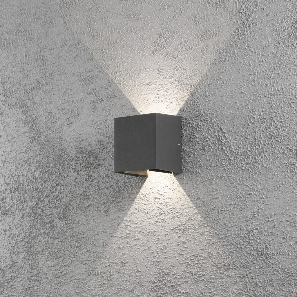 Cremona Mørk grå utendørslampe Fra Konstsmide - Med slitesterke materialer og høy kvalitet er denne lampen både vakker og værbestandig &ndash; en ideell investering for langvarig stil og funksjon.