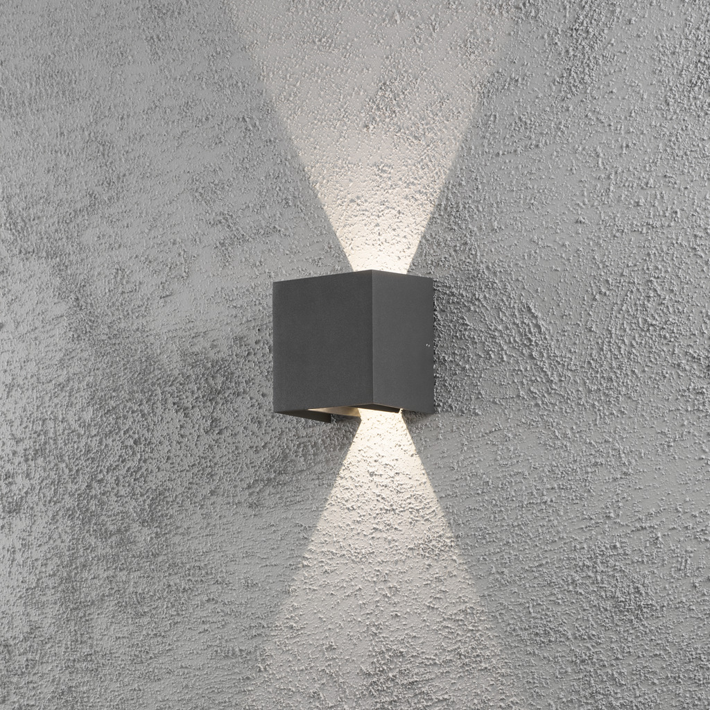Cremona Mørk grå utendørslampe Fra Konstsmide - Med slitesterke materialer og høy kvalitet er denne lampen både vakker og værbestandig &ndash; en ideell investering for langvarig stil og funksjon.