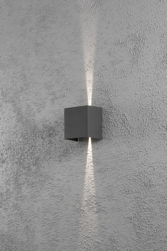 Cremona Mørk grå utendørslampe Fra Konstsmide - Med slitesterke materialer og høy kvalitet er denne lampen både vakker og værbestandig &ndash; en ideell investering for langvarig stil og funksjon.