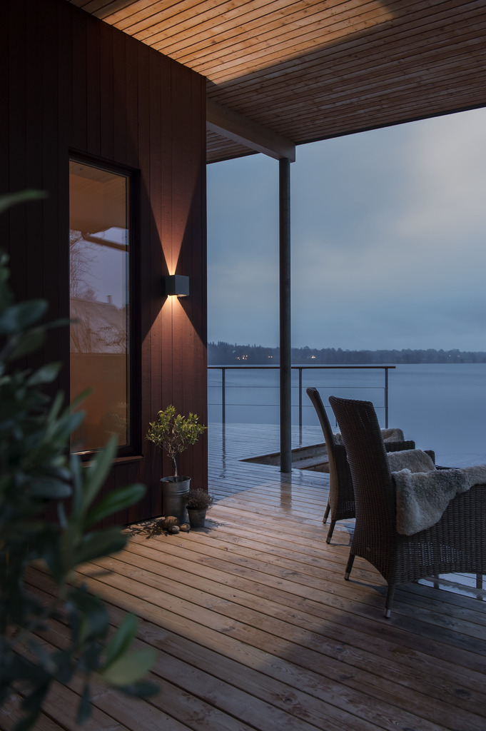 Cremona Mørk grå utendørslampe Fra Konstsmide - Med slitesterke materialer og høy kvalitet er denne lampen både vakker og værbestandig &ndash; en ideell investering for langvarig stil og funksjon.