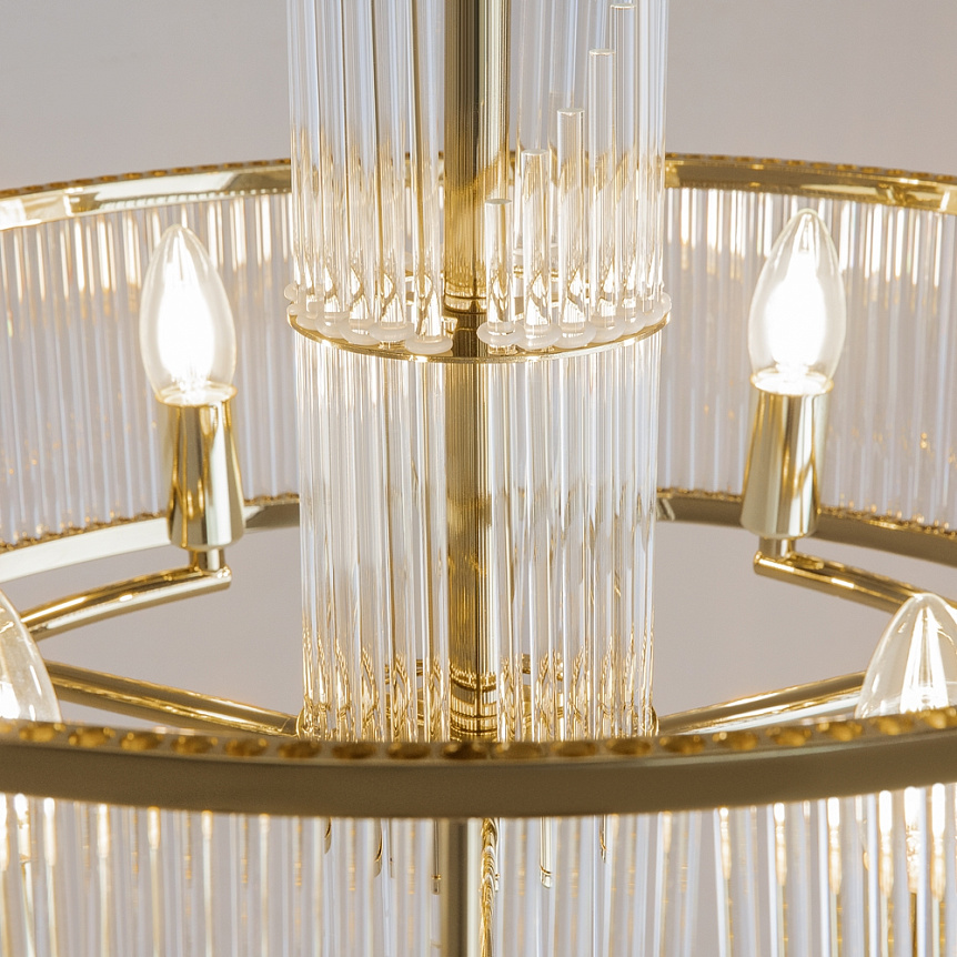 Frame Ø58 Gull Taklampe Fra Maytoni - Frame er en elegant lysekrone med en luksuri&oslash;s f&oslash;lelse takket v&aelig;re gullfargede detaljer og langstrakte prismer.