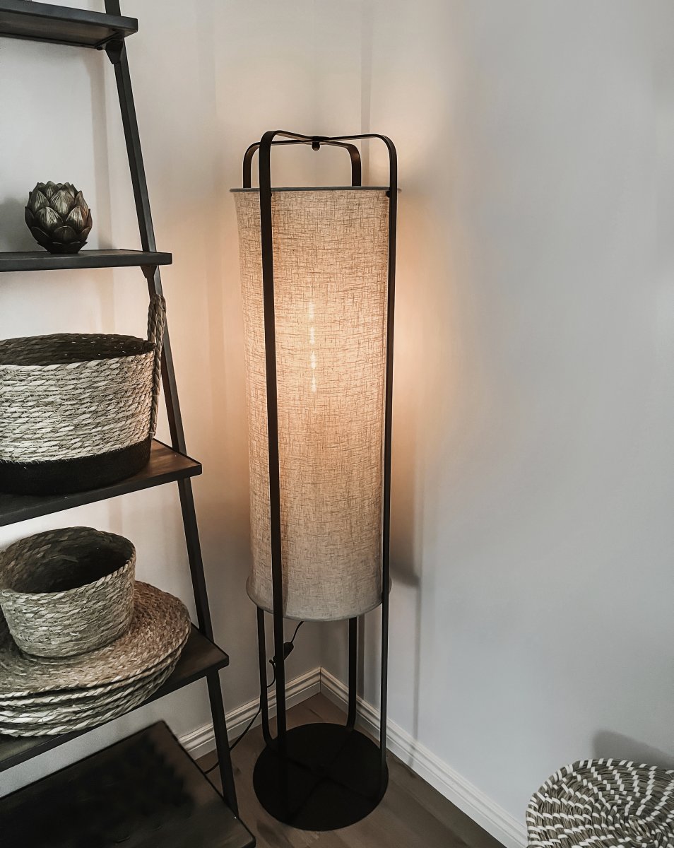 Ronda Natur gulvlampe Fra Aneta Lighting - Ronda er en moderne gulvlampe med sort metallramme og naturlig beige stoff av lin-lignende kvalitet.