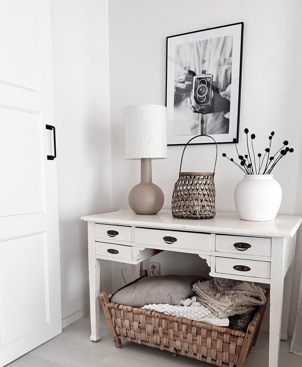 Eleana 74cm Brun bordlampe Fra Aneta Lighting - Eleana bordlampe er en elegant og tidløs lampe som passer perfekt i hjemmet ditt.