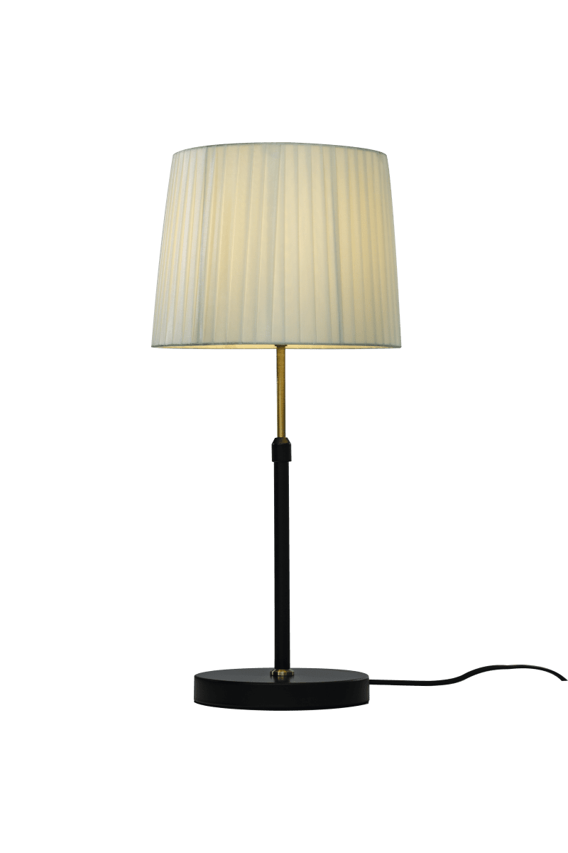 Ezai 55cm Svart/messing bordlampe Fra Aneta Lighting - Med en metallbase i svart og matt messing og en skjerm av tekstilb&aring;nd i beige.