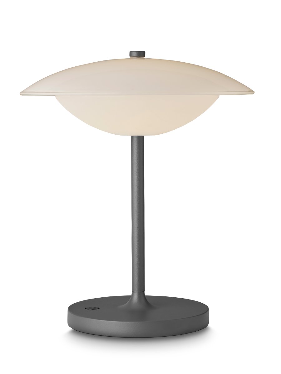 Baroni Move 26cm Antrasitt bærbar Fra Halo Design - Lampen er IP44-klassifisert, noe som betyr at du enkelt kan ta lampen med utend&oslash;rs for koselig belysning.