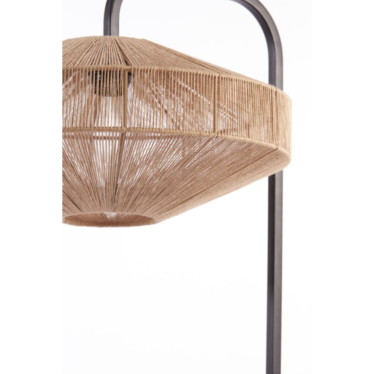 Lyra Natur gulvlampe Fra Light & Living - Lyra er en naturlig inspirert gulvlampe med en skjerm pakket inn i tvunnet bomullstråd, som skaper en myk og behagelig lysfordeling.