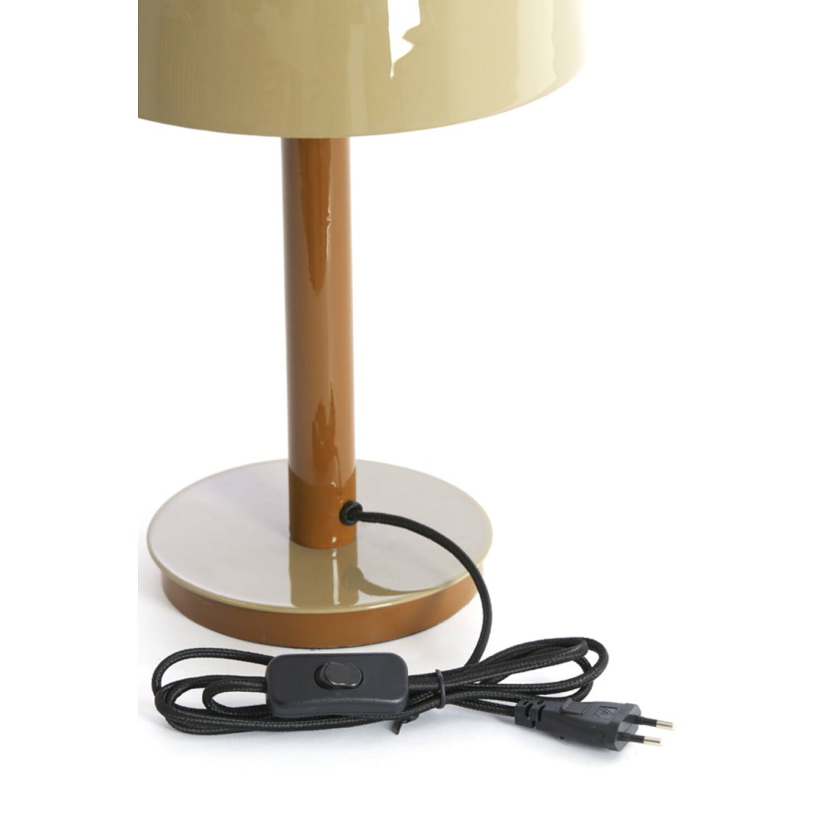 Marivet 37cm Brun bordlampe Fra Light & Living - Den minimalistiske formen og den skinnende overflaten gir et moderne og elegant inntrykk som passer like godt i stuen som p&aring; skrivebordet eller nattbordet.