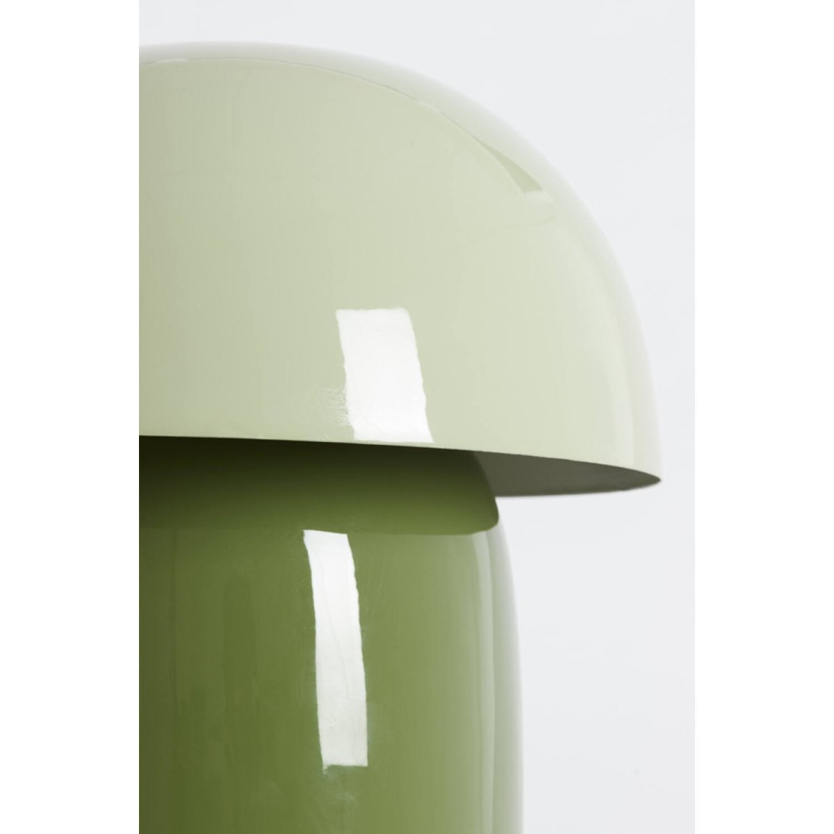 Mimosa 34cm Grønn bordlampe Fra Light & Living - Den har en varm fargekombinasjon med en lys gr&oslash;nn skjerm og en olivengr&oslash;nn base som skaper et mykt og harmonisk uttrykk.