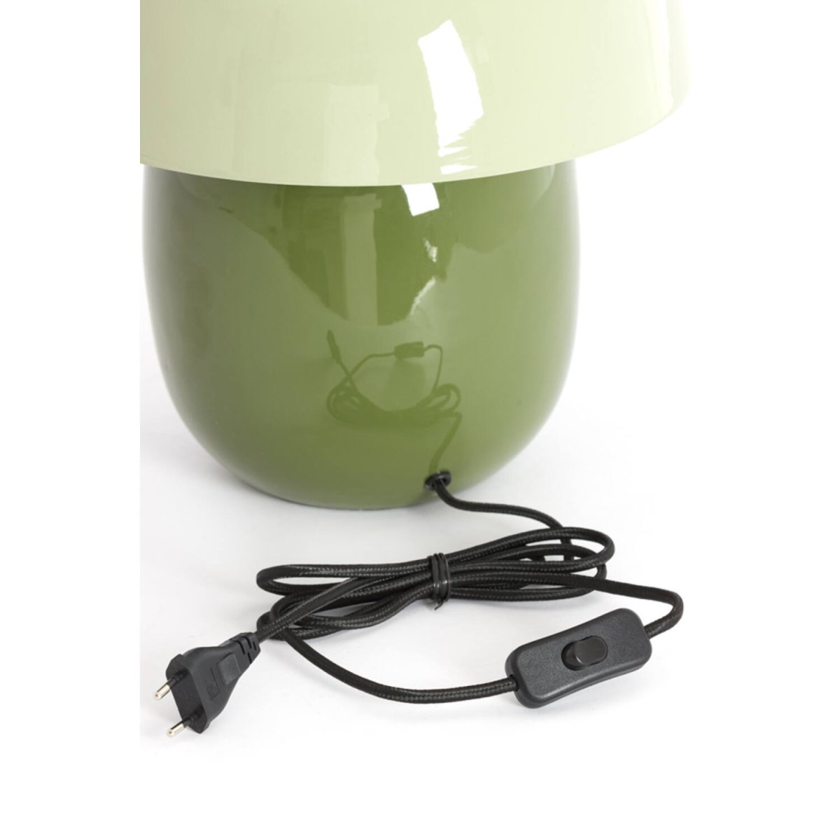 Mimosa 34cm Grønn bordlampe Fra Light & Living - Den har en varm fargekombinasjon med en lys gr&oslash;nn skjerm og en olivengr&oslash;nn base som skaper et mykt og harmonisk uttrykk.