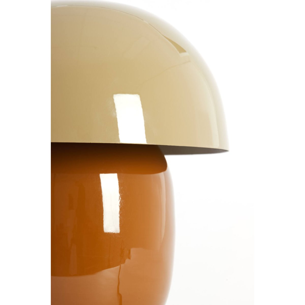 Mimosa 34cm Brun bordlampe Fra Light & Living - Den har en varm fargekombinasjon med en sandfarget skjerm og en brun base som skaper et mykt og harmonisk uttrykk.