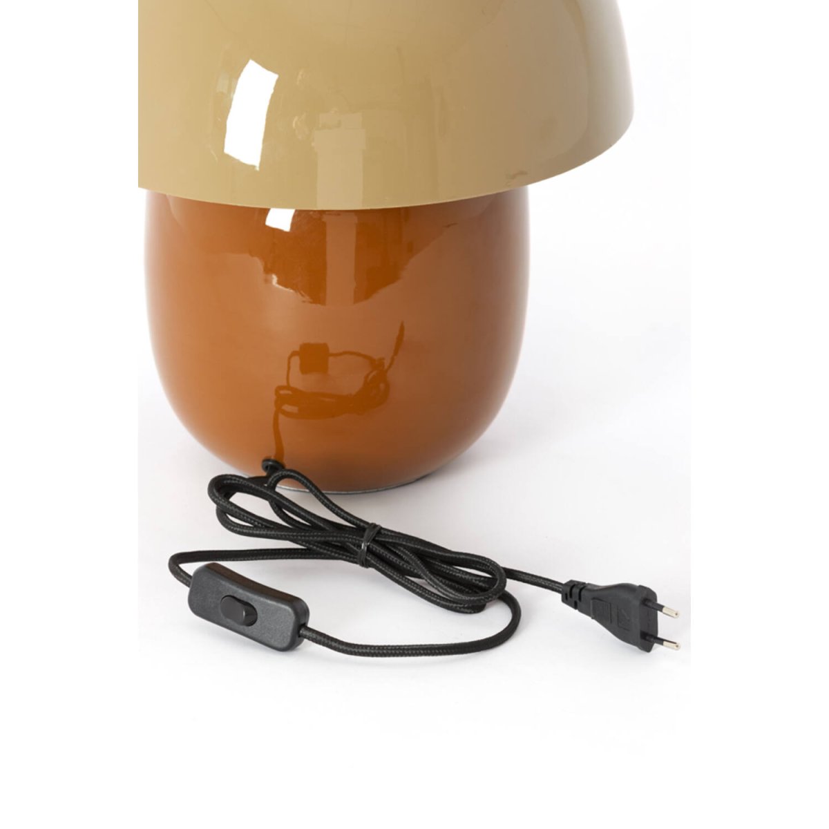 Mimosa 34cm Brun bordlampe Fra Light & Living - Den har en varm fargekombinasjon med en sandfarget skjerm og en brun base som skaper et mykt og harmonisk uttrykk.