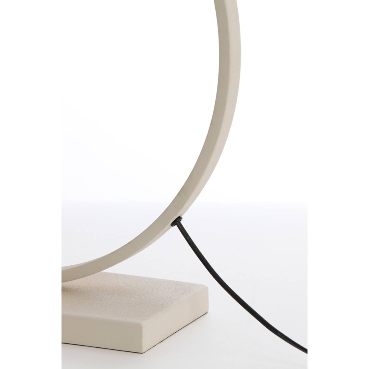 Liva 64cm Kremet hvit lampefot Fra Light & Living - Den runde formen og den kremhvite finishen gir lampefoten et stilig og sofistikert uttrykk.