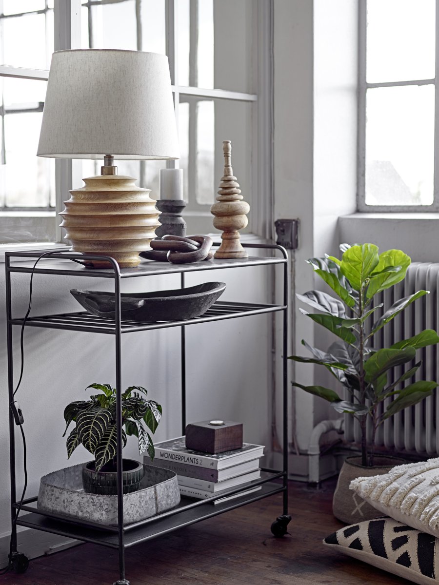 Svale 54cm Tre bordlampe Fra Bloomingville - En perfekt lampe for de som setter pris p&aring; h&aring;ndverk, naturlige materialer og varm belysning som gir rommet b&aring;de stil og karakter.