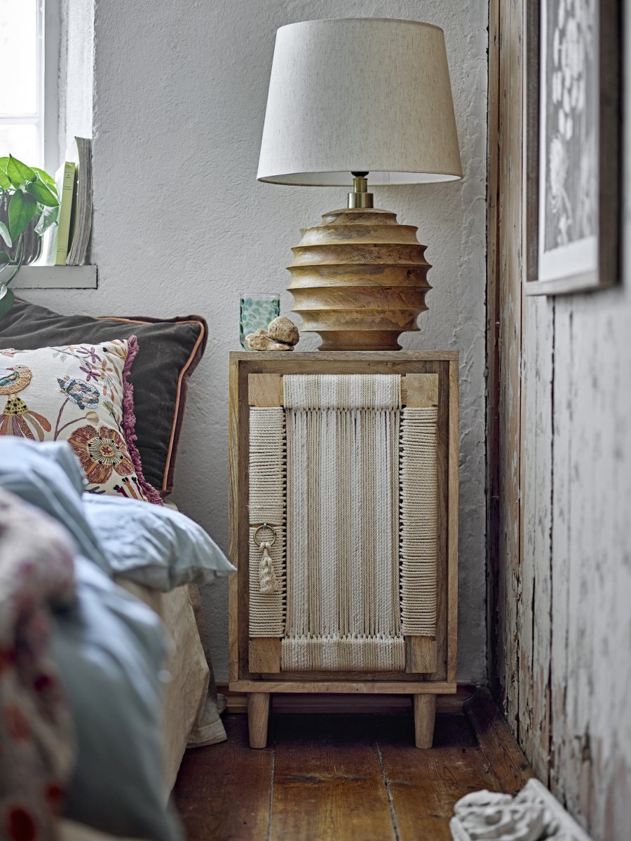 Svale 54cm Tre bordlampe Fra Bloomingville - En perfekt lampe for de som setter pris p&aring; h&aring;ndverk, naturlige materialer og varm belysning som gir rommet b&aring;de stil og karakter.