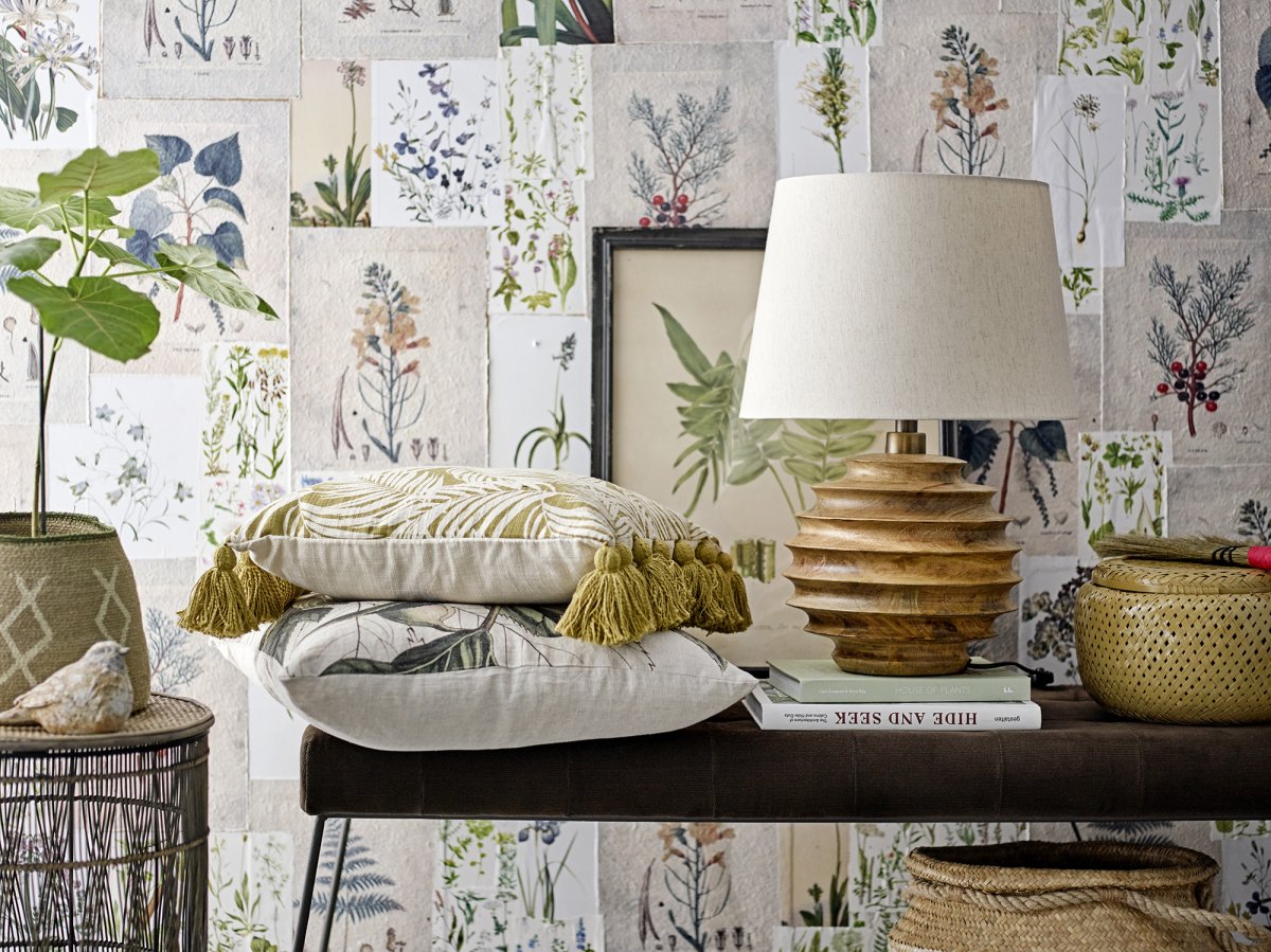 Svale 54cm Tre bordlampe Fra Bloomingville - En perfekt lampe for de som setter pris p&aring; h&aring;ndverk, naturlige materialer og varm belysning som gir rommet b&aring;de stil og karakter.