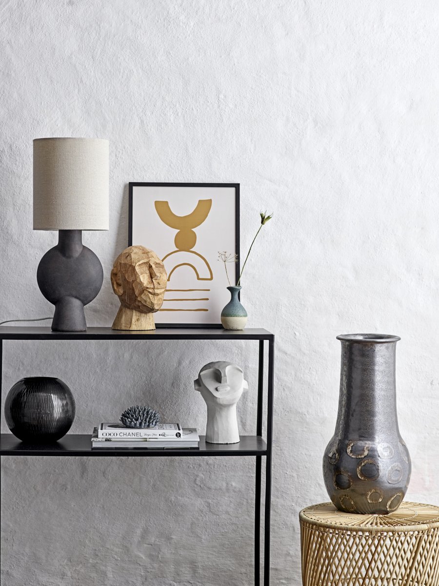 Sergio 55cm Brun bordlampe Fra Bloomingville - Lampen er glasert med en finish som varierer fra kopi til kopi &ndash; noen har en m&oslash;rkere tone og mer tekstur, noe som gj&oslash;r hver lampe unik i sitt uttrykk.