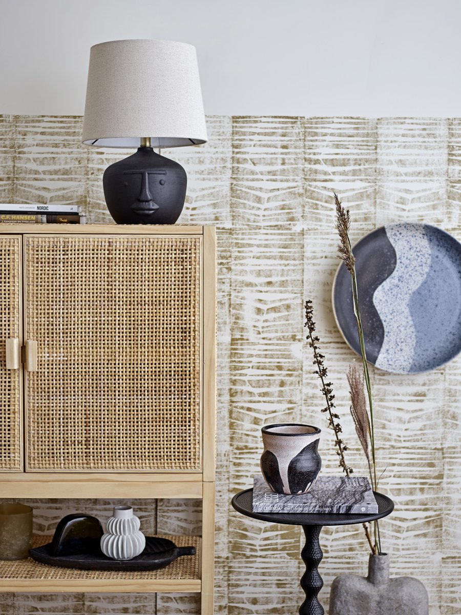 Matheo 43cm Svart bordlampe Fra Bloomingville - Skjermen st&aring;r i vakker kontrast til den svarte terrakotta-lampefoten, som er utsmykket med et kunstnerisk ansiktsmotiv &ndash; en detalj som gj&oslash;r lampen til et uttrykksfullt blikkfang i rommet.