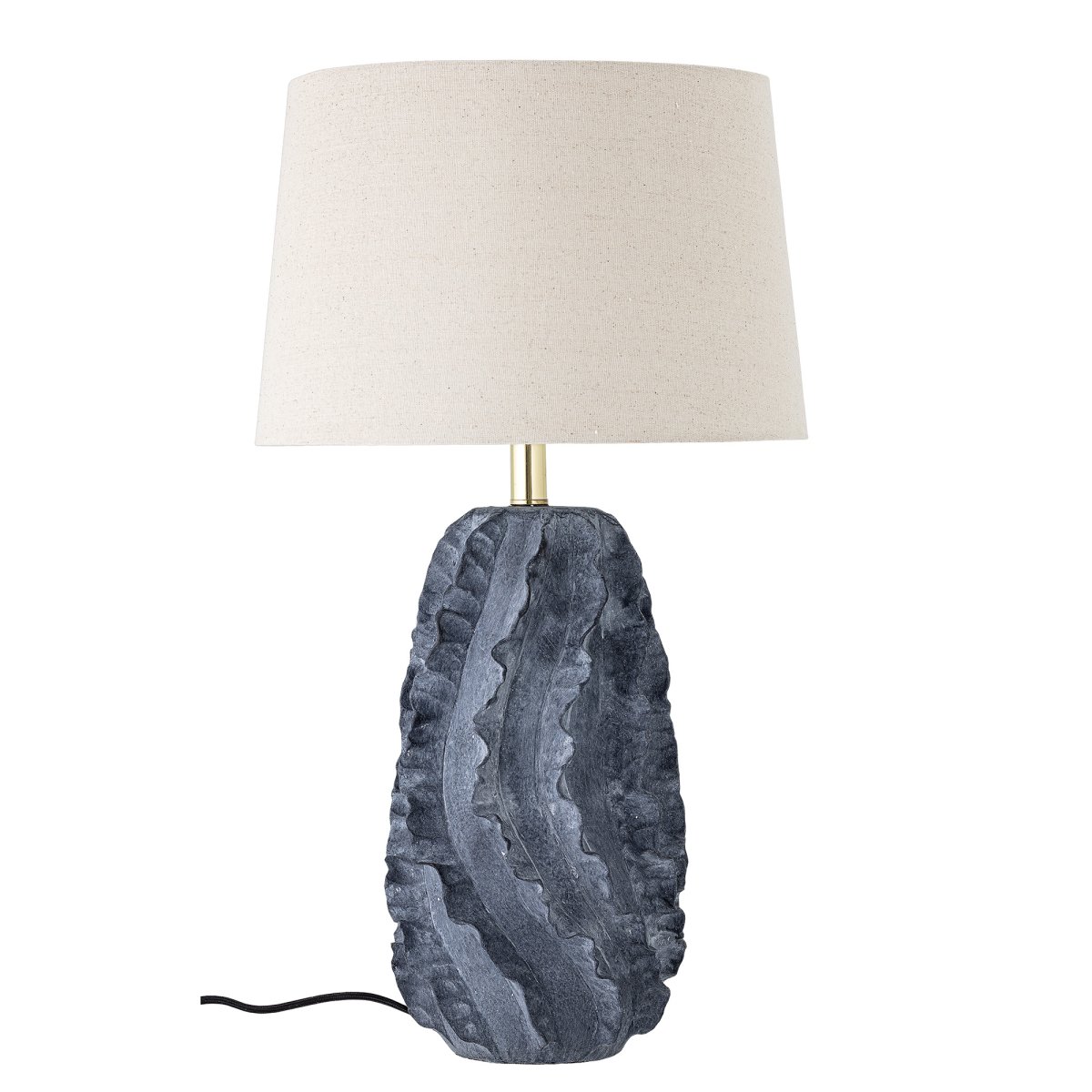 Natika 67cm Blå bordlampe Fra Bloomingville - Lampefoten er h&aring;ndlaget i terrakotta og designet med inspirasjon fra sj&oslash;koraller, malt i en bl&aring;, naturlig tone som gir en myk og organisk f&oslash;lelse.