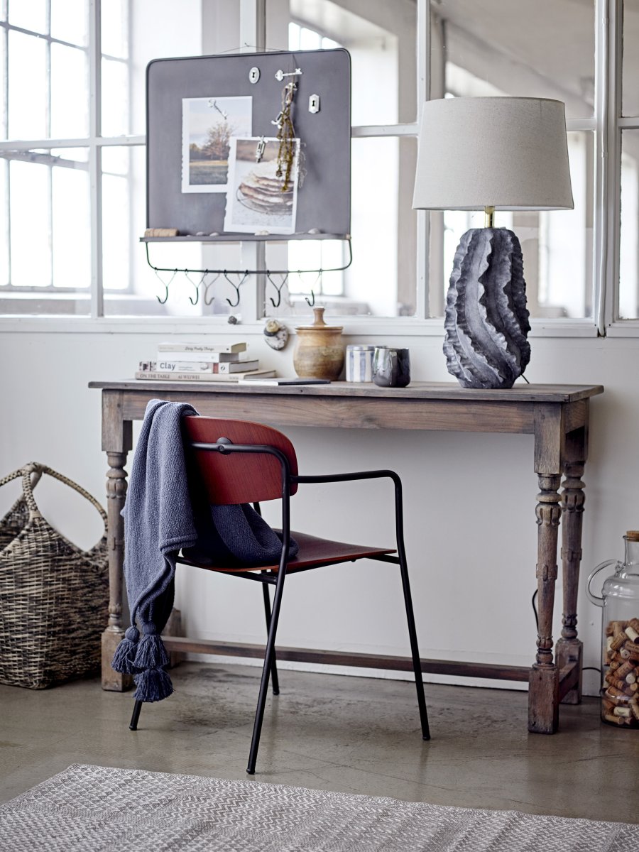 Natika 67cm Blå bordlampe Fra Bloomingville - Lampefoten er h&aring;ndlaget i terrakotta og designet med inspirasjon fra sj&oslash;koraller, malt i en bl&aring;, naturlig tone som gir en myk og organisk f&oslash;lelse.