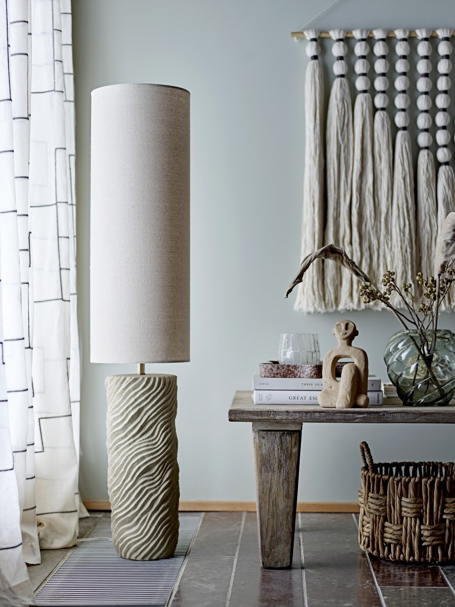 Payah Beige gulvlampe Fra Bloomingville - Payah gulvlampe fra Bloomingville er et perfekt valg for de som &oslash;nsker &aring; kombinere stil og atmosf&aelig;re i hjemmet sitt.