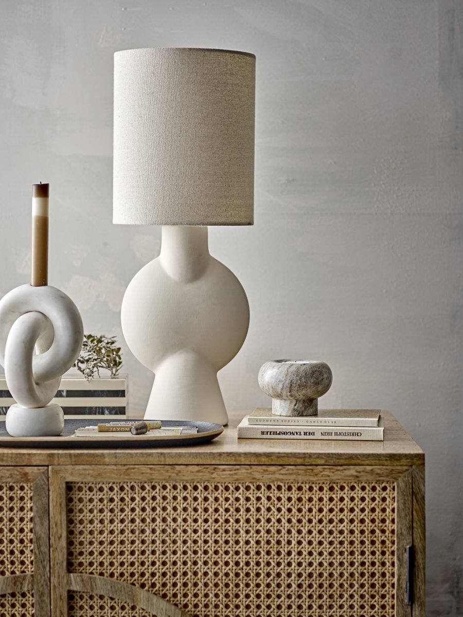 Sergio 55cm Naturhvit bordlampe Fra Bloomingville - Lampen er glasert med en finish som varierer fra kopi til kopi &ndash; noen har en m&oslash;rkere tone og mer tekstur, noe som gj&oslash;r hver lampe unik i sitt uttrykk.
