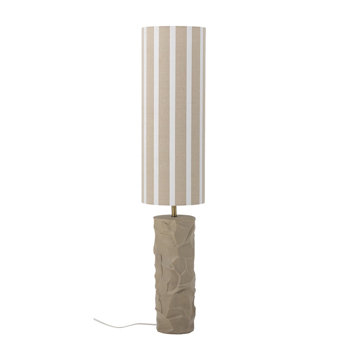 Jani Brun gulvlampe Fra Bloomingville - Den enkle lampeskjermen er utsmykket med vertikale striper som gir en stilig kontrast til den naturlige basen &ndash; en harmonisk blanding som passer perfekt i stuen, soverommet eller et stille hj&oslash;rne av hjemmet.
