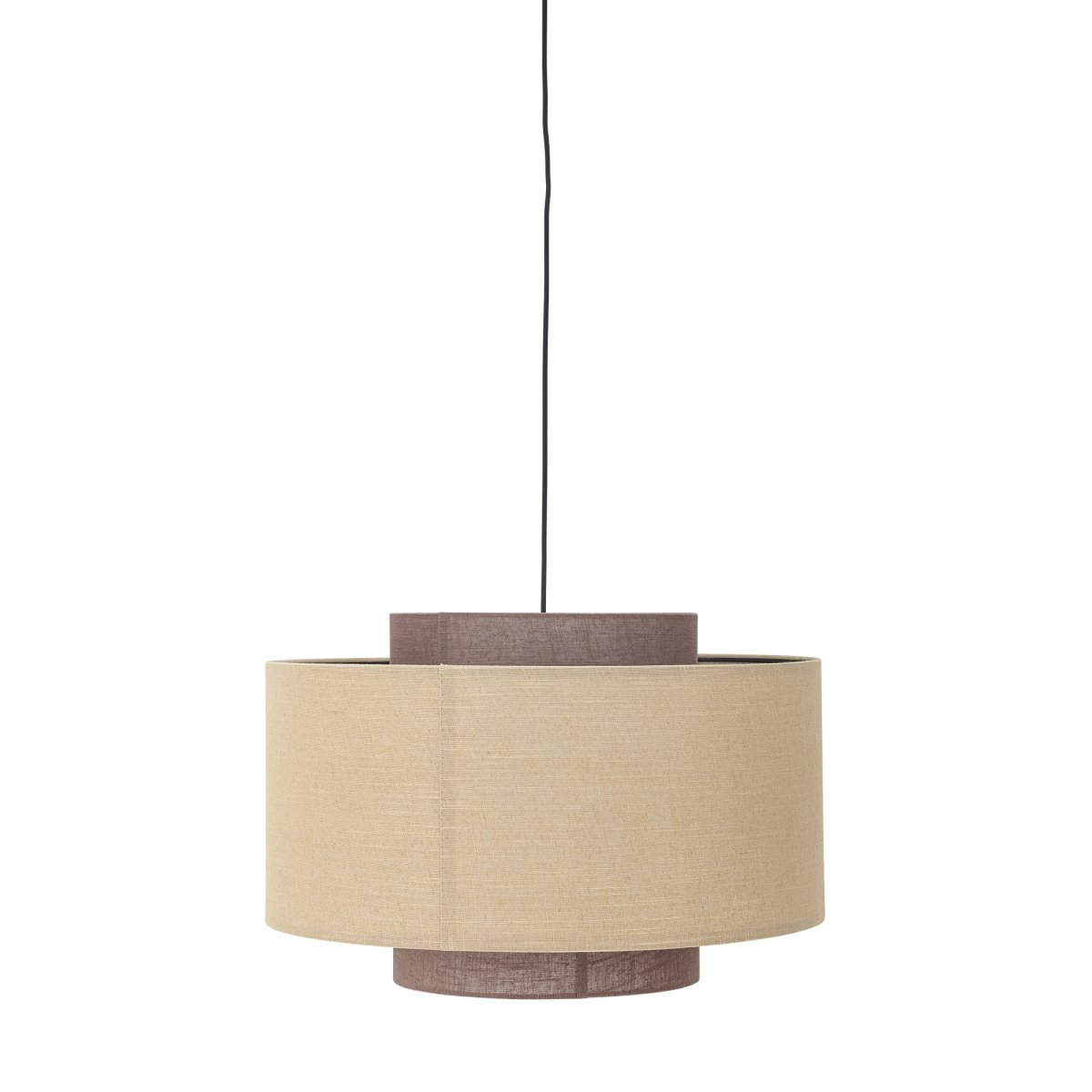 Janica Ø60 Brun Taklampe Fra Bloomingville - Lampeskjermen er laget av lin og kommer i varme, brune nyanser som skaper et mykt og behagelig lys i rommet.