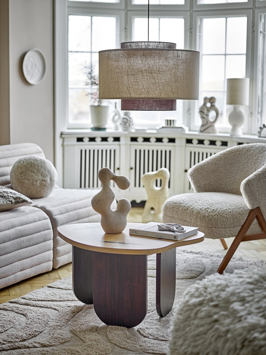 Janica Ø60 Brun Taklampe Fra Bloomingville - Lampeskjermen er laget av lin og kommer i varme, brune nyanser som skaper et mykt og behagelig lys i rommet.