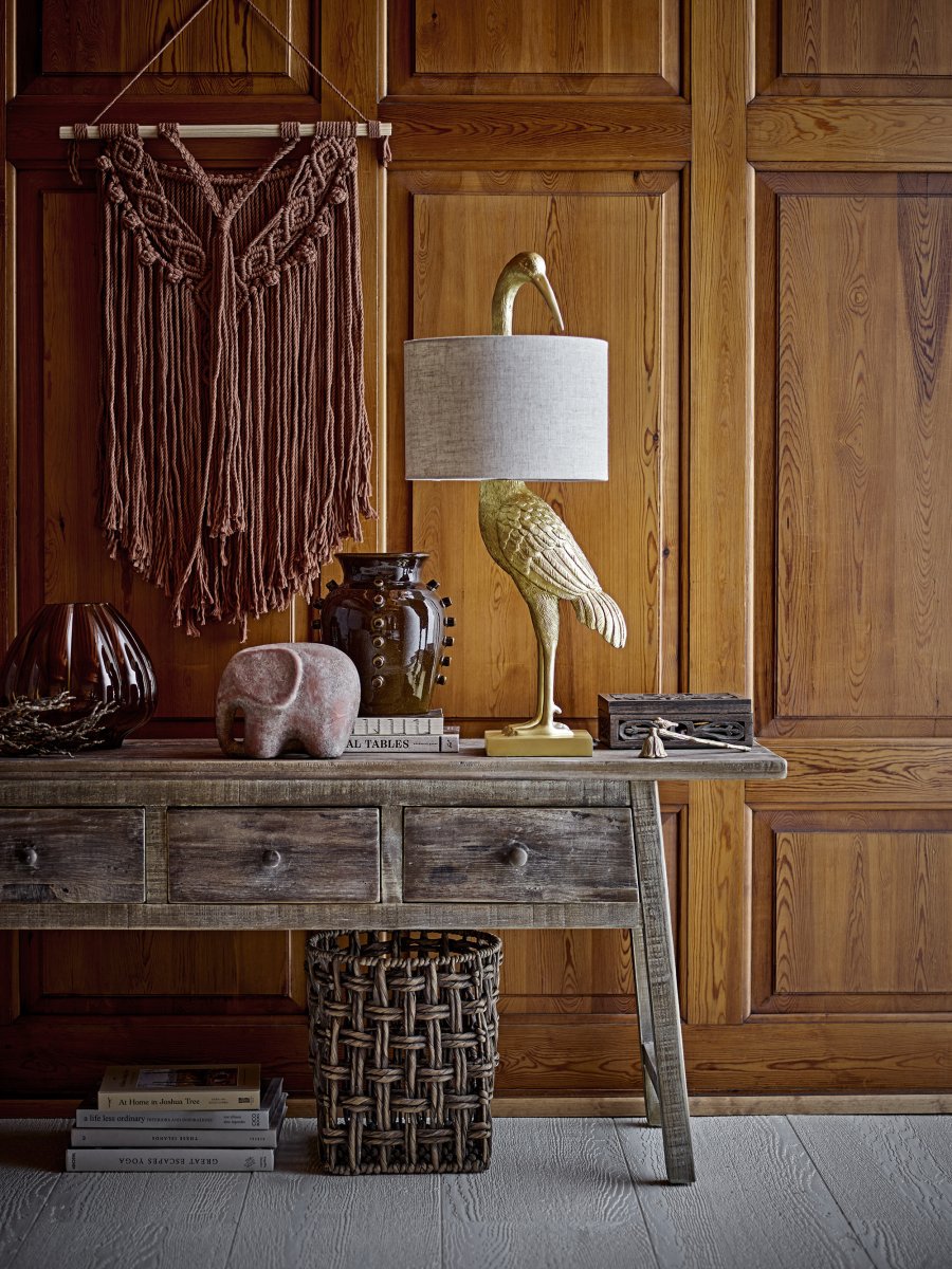 Heron 73cm Gull bordlampe Fra Bloomingville - En dekorativ og unik bordlampe som fungerer like mye som et kunstobjekt som en lyskilde &ndash; perfekt for &aring; skape et blikkfang i stuen, soverommet eller gangen.