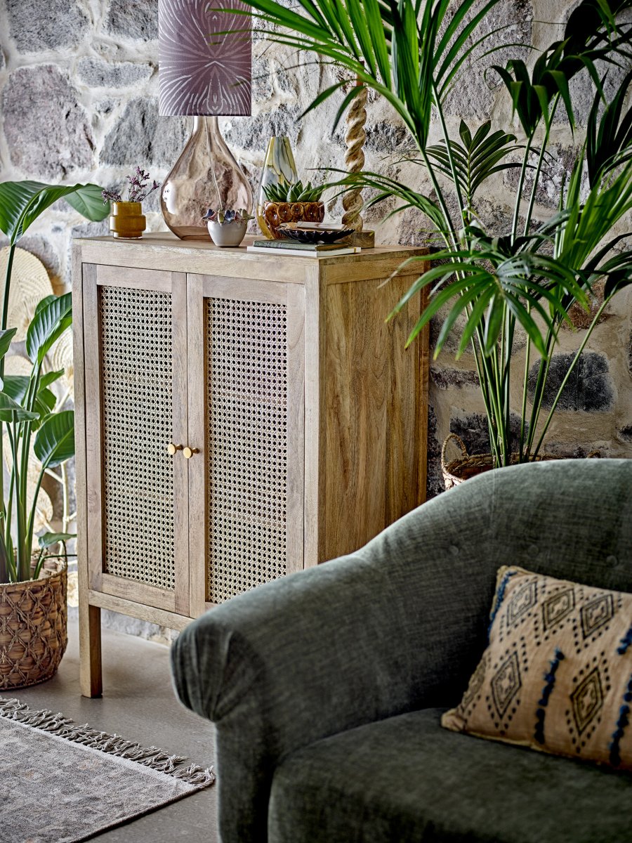 Leni 65cm Lilla bordlampe Fra Bloomingville - Den organisk formede lampefoten i brunt glass gir et luftig og elegant inntrykk, mens den sylindriske lampeskjermen i lilla er utsmykket med et hvitt blomsterm&oslash;nster som tilf&oslash;rer sjarm og personlighet.