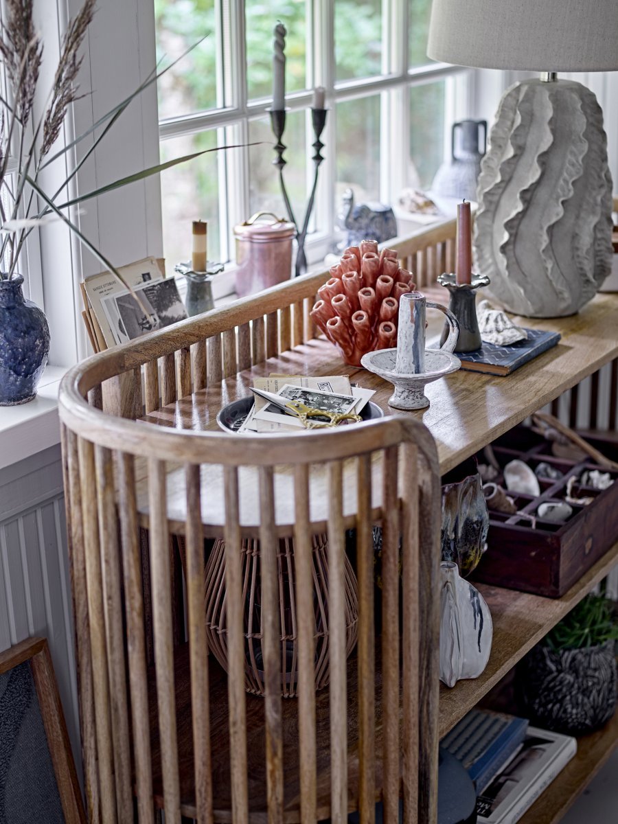 Natika 64cm Beige bordlampe Fra Bloomingville - Lampefoten er h&aring;ndlaget i terrakotta og designet med inspirasjon fra sj&oslash;koraller, malt i en lys, naturlig tone som gir en myk og organisk f&oslash;lelse.