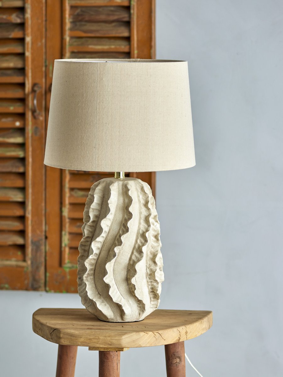 Natika 64cm Beige bordlampe Fra Bloomingville - Lampefoten er h&aring;ndlaget i terrakotta og designet med inspirasjon fra sj&oslash;koraller, malt i en lys, naturlig tone som gir en myk og organisk f&oslash;lelse.