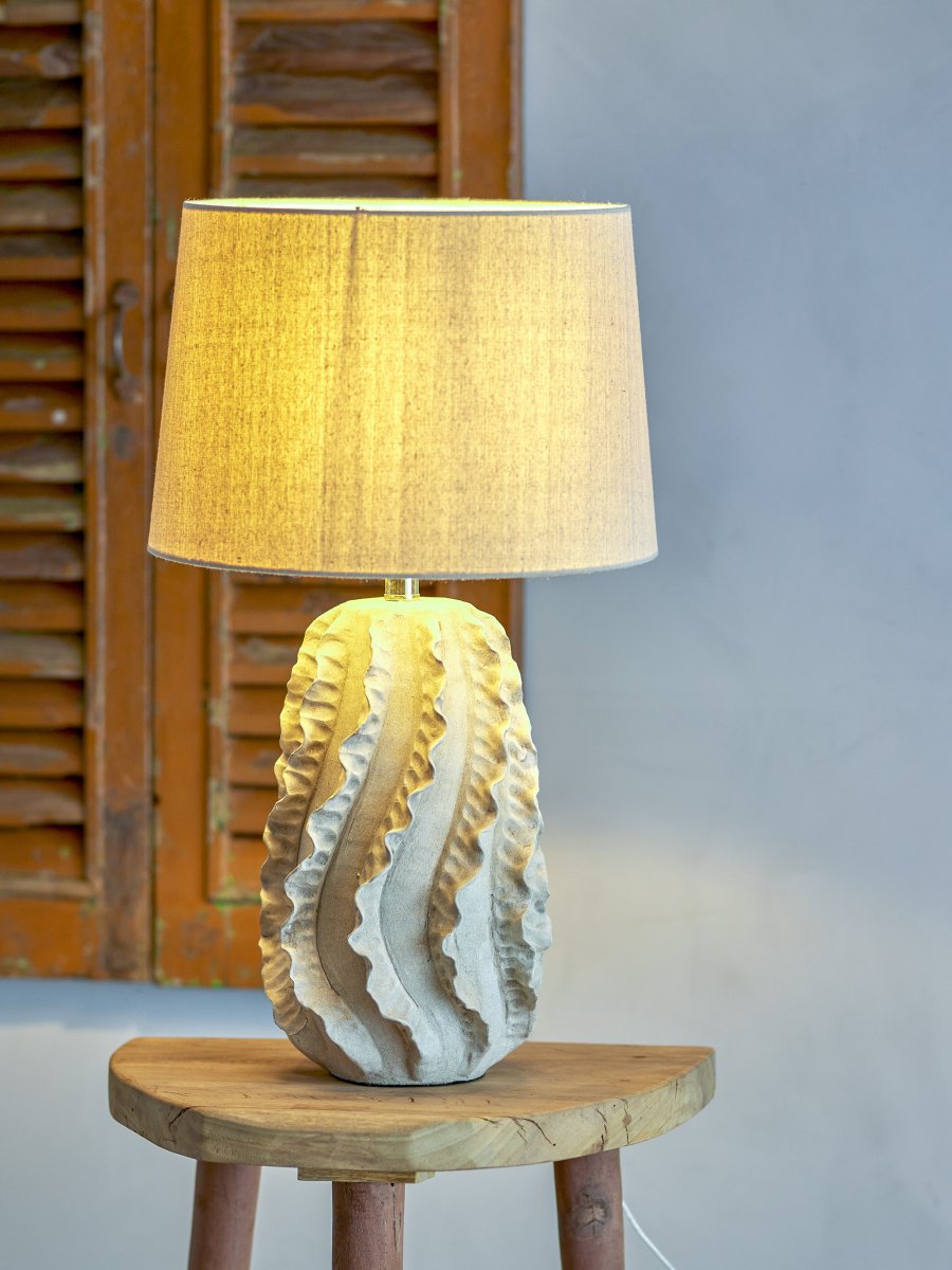 Natika 64cm Beige bordlampe Fra Bloomingville - Lampefoten er h&aring;ndlaget i terrakotta og designet med inspirasjon fra sj&oslash;koraller, malt i en lys, naturlig tone som gir en myk og organisk f&oslash;lelse.